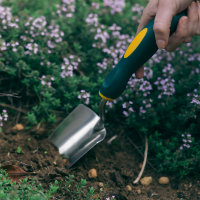 Planting new plants with a Hoselink Trowel